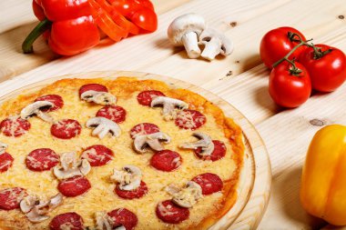 Tahta masada servis edilen lezzetli İtalyan pizzaları.