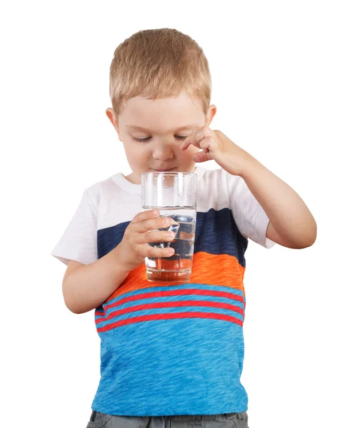 Niño sosteniendo un vaso con agua helada. aislado en blanco — Foto de Stock