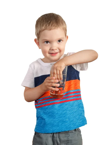 Niño sosteniendo un vaso con agua helada. aislado en blanco — Foto de Stock