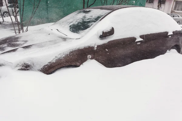 Geparkte Autos mit Neuschnee bedeckt — Stockfoto