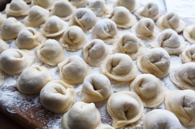 Ahşap arka plan üzerinde et köfte Rus mantı