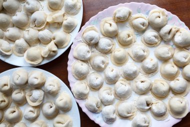 Et köfte Rus mantı yemek üzerinde