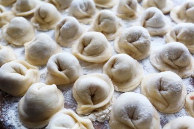 Ahşap arka plan üzerinde et köfte Rus mantı