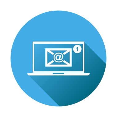 Dizüstü bilgisayarda zarf iletisi e-posta. Mavi yuvarlak arka planda düz tarzda vektör çizimi.