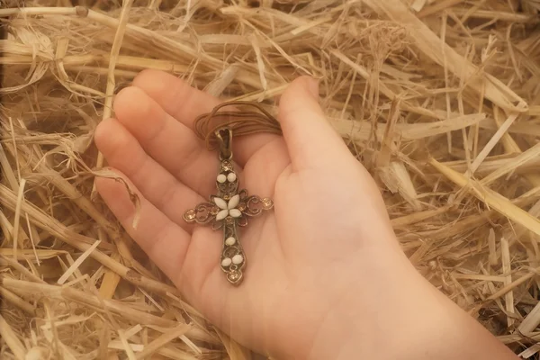 Fe en Dios. El niño sostiene una cruz en la mano. Educación espiritual . —  Fotos de Stock