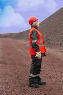 Ağır sanayi. Zor iş. sağlıklı değil. Koruyucu giysiler için çalışan kadın