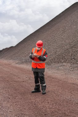 Bir kask koruma başın için. Çalışma eldiven. Kadınlar için işçi koruma