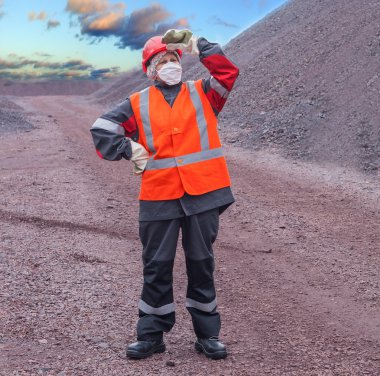 Koruyucu giysiler için çalışan kadın