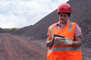 telefon görüşmesi. tablet ile çalışmak