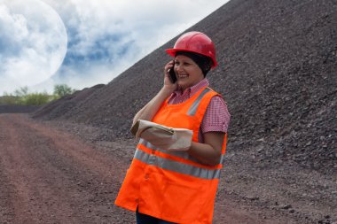 Kadın zor iş. telefon görüşmesi. gebelik ve iş