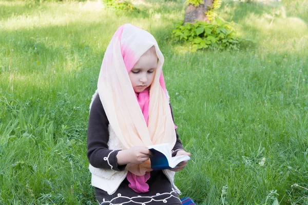 Das Mädchen im Schal. Studium der Bibel an frischer Luft — Stockfoto