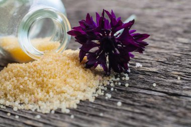 Küvet için yabani çiçekler. Çiçeklerin aroması .