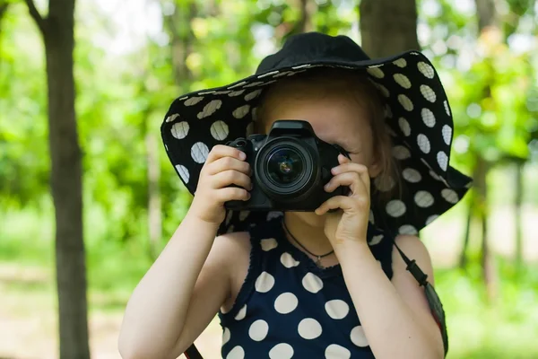 Una fotógrafa. Para mirar en una lente — Foto de Stock