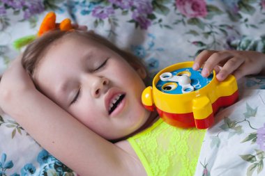 Okulda uyanma vakti. Çocuk çalar saat