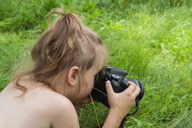 Kızın elinde Slr fotoğraf makinesi