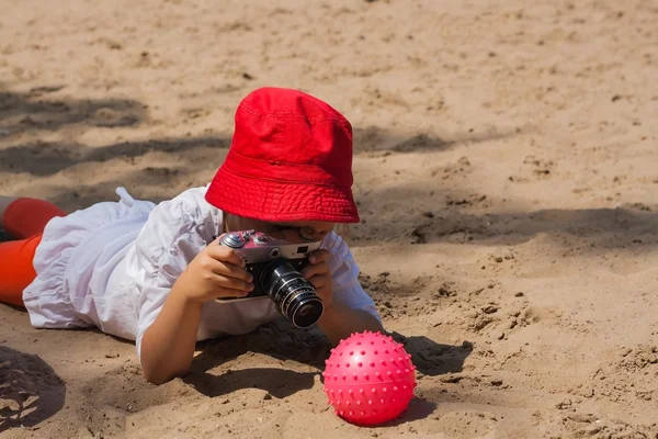 Kleines Mädchen macht ein Foto von dem Spielzeug — Stockfoto
