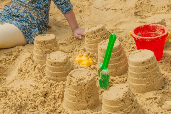 Дети на детской площадке в летнем парке
