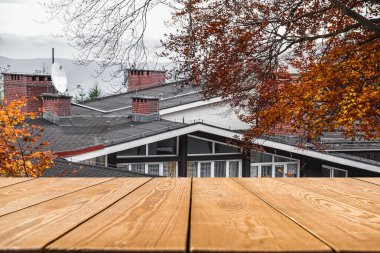 Evin penceresinden sonbahar, boş bir masa.