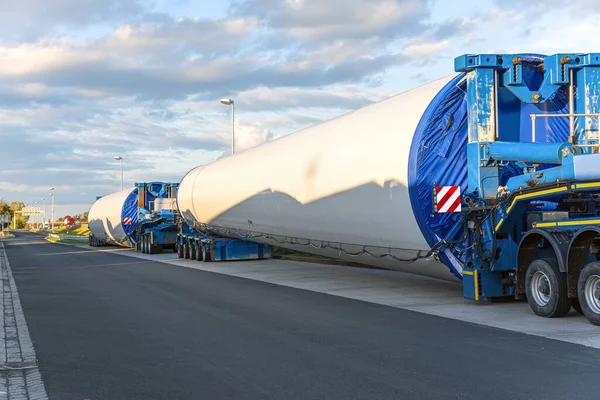 Tung Transport Ett Vindkraftverk — Stockfoto