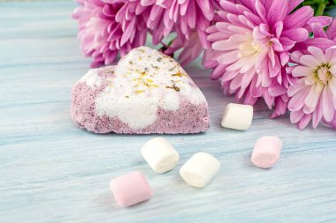 Tahta bir masada banyo tuzu, vücut bakımı.