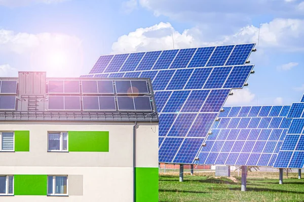 Альтернативный Энергетический Фон Много Многоквартирных Домов Солнечными Панелями Зеленой Энергией — стоковое фото