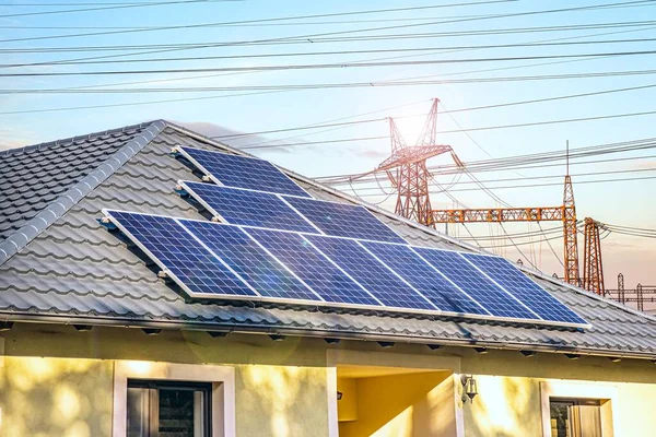 Солнечная Панель Крыше Электрические Провода Заднем Фоне Альтернативная Энергия — стоковое фото