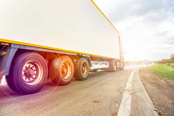 Rörelse Suddiga Lastbilar Motorvägen Logistik Och Transport — Stockfoto
