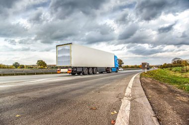 Hareket halindeki kamyonlar otoyolda bulanıklaştı. Lojistik ve ulaşım
