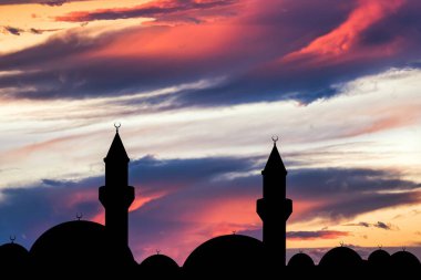 Hilal ay ve güzel günbatımı arka planı. Cömert Ramazan , 