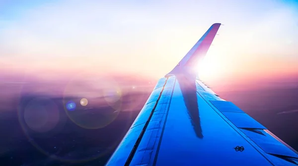 하늘을 태양을 비추는 비행기 — 스톡 사진
