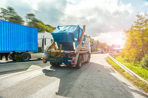 Lkw Auf Der Straße Städtisches Recycling Von Abfällen Und Müllabfuhr — Stockfoto