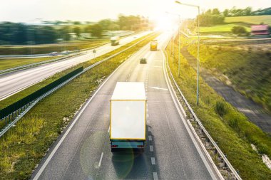 Hareket halindeki kamyonlar otoyolda bulanıklaştı. Lojistik ve ulaşım