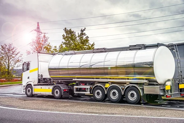 Avrupa Yollarında Büyük Bir Yakıt Tankeri Lojistik Ulaşım — Stok fotoğraf