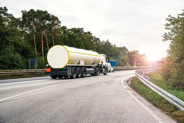 Ein Großer Tanklastzug Auf Den Straßen Europas Logistik Und Transport — Stockfoto