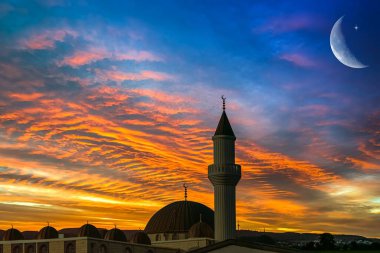 Ramazan arkaplanı, muhteşem cami, renkli bir gökyüzünün arka planında caminin silueti