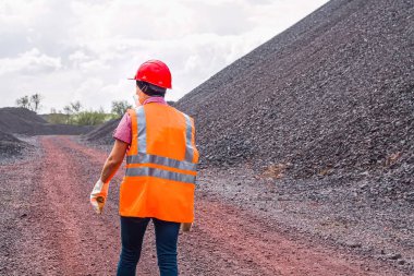 Başı korumak için bir kask. Madencilik endüstrisi. Yansıtıcı şeritli bir yelek. İşçi koruması