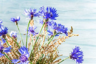 Çiçek demeti, ahşap bir arka planda çiçek demeti.