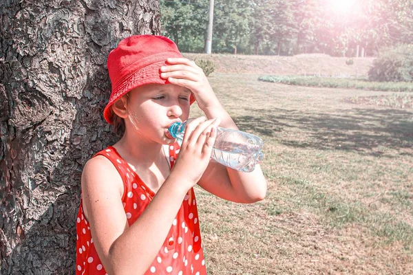 Igyál Vizet Napsütésben Gyermek Tiszta Víz — Stock Fotó