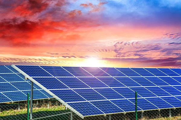 Zonne Accu Zonsondergang Hemel Achtergrond Zonne Energie Batterij Tegen Achtergrond — Stockfoto