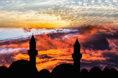 Ramazan arkaplanı, muhteşem cami, renkli bir gökyüzünün arka planında caminin silueti