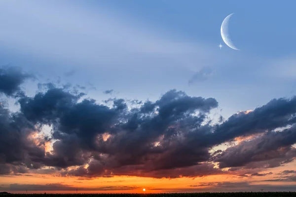 Srpek Měsíce Krásným Západem Slunce Pozadí Velkorysý Ramadán Náboženské Pozadí — Stock fotografie
