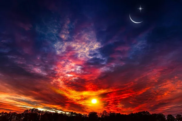 Mladý Měsíc Obloze Červené Pozadí Západu Slunce — Stock fotografie