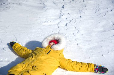 Kışın sıcak bir ceketle karda bebek.