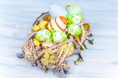 Paskalya yumurtası ile bahar arkaplanı, din gelenekleri