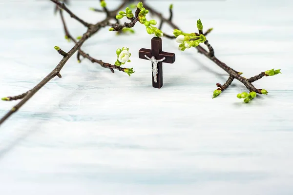 Cruz Sobre Una Mesa Con Ramas Cerezo Religión Fondo —  Fotos de Stock