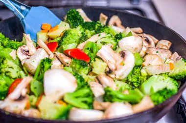 Mantar ve brokoli bir tavada hazırlanır. ev yemeği.