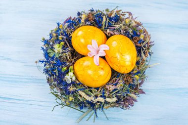 Paskalya yumurtası ile bahar arkaplanı, din gelenekleri