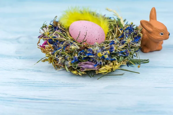 Пасхальный Кролик Пасхальные Яйца Гнезде Еда Столе — стоковое фото