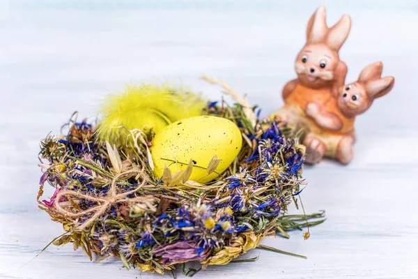 Пасхальный Кролик Пасхальные Яйца Гнезде Еда Столе — стоковое фото