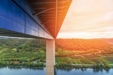 Almanya 'da nehir üzerindeki köprü, tepeden gelen cadı.